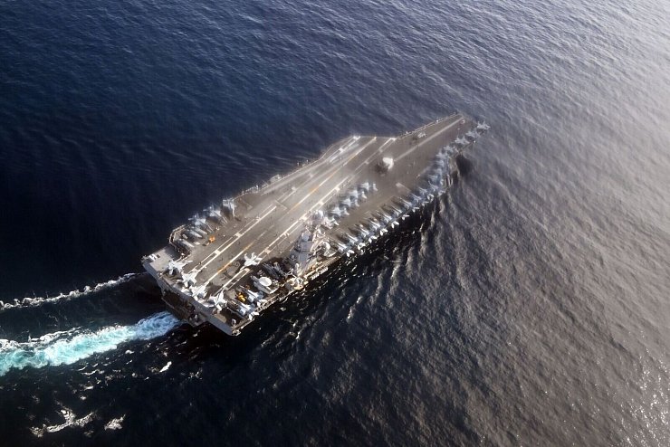 Es ist eine Machtdemonstration: Die USA haben einen Flugzeugträger in Richtung Karibik verlegt. - © Federico Gambarini/dpa