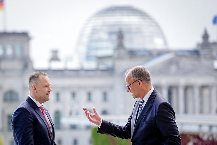 Nach dem Gespräch mit Bundespräsident Steinmeier traf sich Polens Präsident Nawrocki mit Bundeskanzler Merz - © Kay Nietfeld/dpa