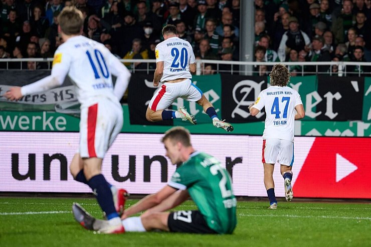 Kapralik bejubelt seinen dritten Saisontreffer. - © Bernd Thissen/dpa