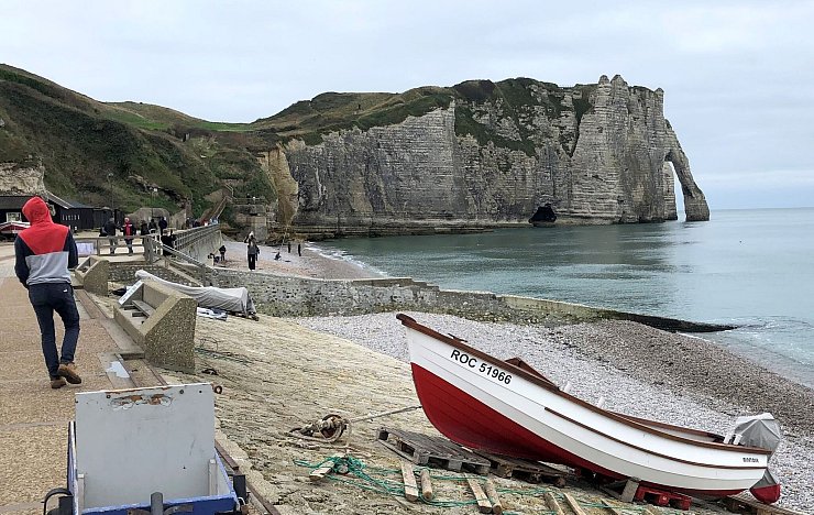 Die Kreidefelsen von Étretat locken jährlich knapp 1,5 Millionen Besucher an. (Archivbild) - © Michael Evers/dpa