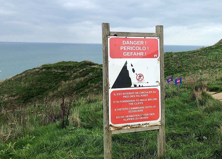 Seit langem wird vor Felsabbrüchen und Unfällen an den Kreidefelsen von Étretat gewarnt. (Archivbild) - © Michael Evers/dpa