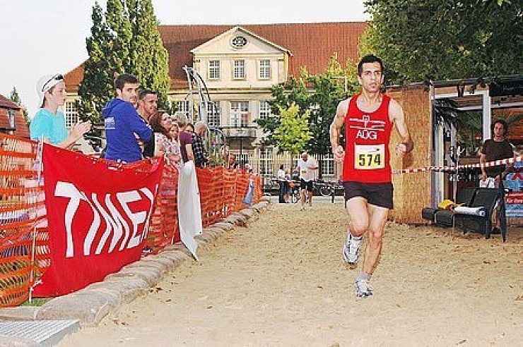 Zieleinlauf am Lippegarten-Beach: Elias Sansar (rechts) ist nach zehn Kilometern als Erster wieder da. Foto: Gallisch