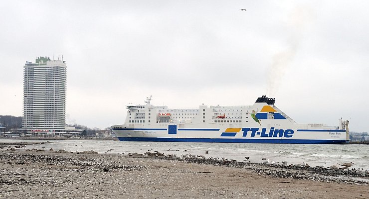 Als die «Peter Pan» 2019 in den Hafen von Travemünde einfährt, ist das Feuer schon gelöscht. (Archivbild) - © Ole Spata/dpa