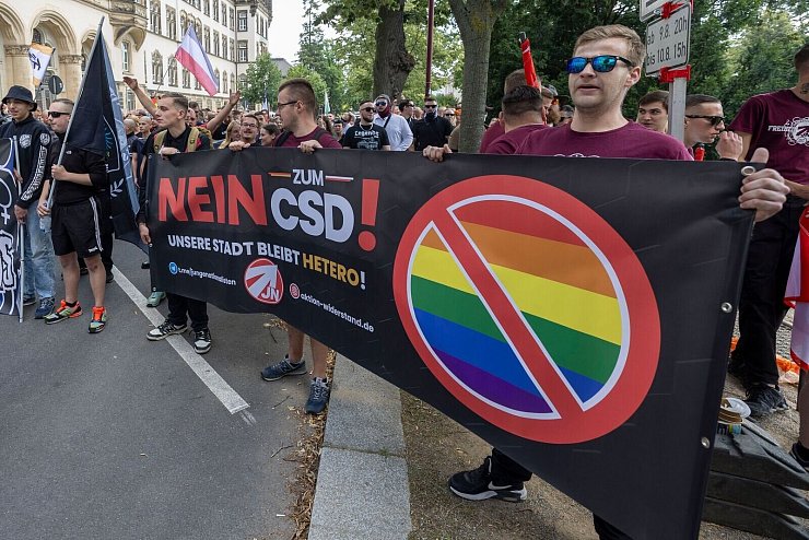 Ein Gegenprotest aus dem rechten Spektrum folgte dem CSD. - © Daniel Wagner/dpa-Zentralbild/dpa