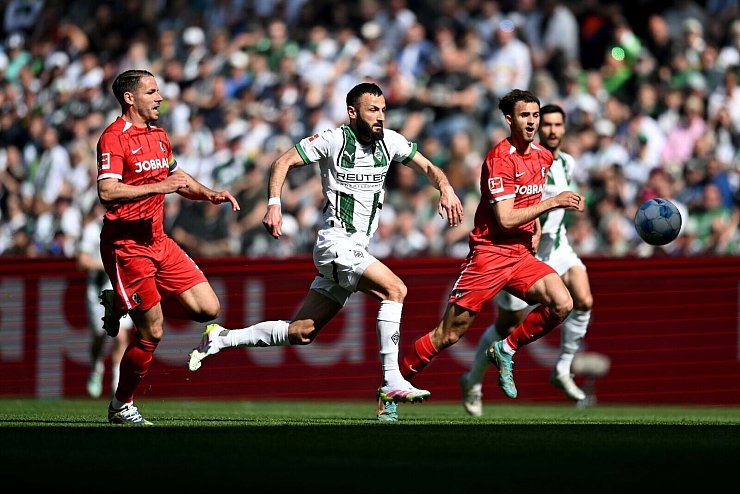 Eine der wenigen Szenen mit Tempo im Gladbacher Spiel - © Fabian Strauch/dpa