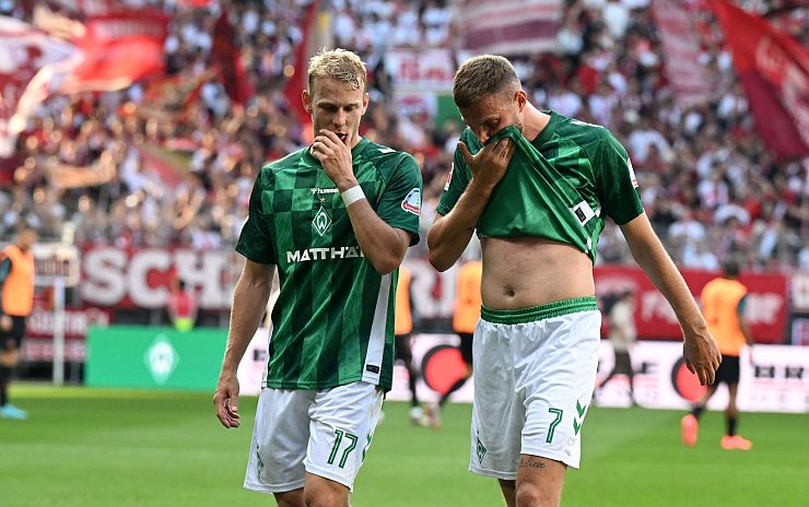 Die Profis von Werder Bremen waren gegen Bayern München völlig chancenlos. - © Carmen Jaspersen/dpa
