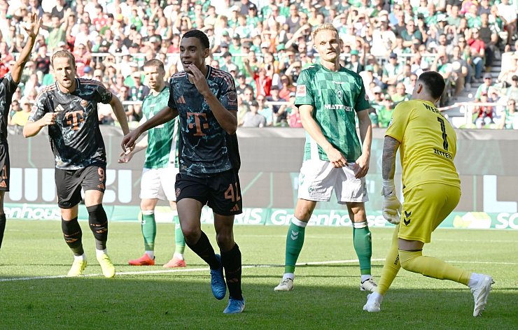 Jamal Musiala (M) traf auch gegen Werder Bremen. - © Carmen Jaspersen/dpa