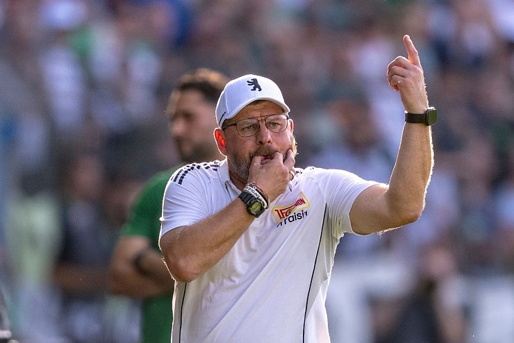 Steffen Baumgart sah einen klaren Pokal-Sieg seiner Mannschaft. - © David Inderlied/dpa