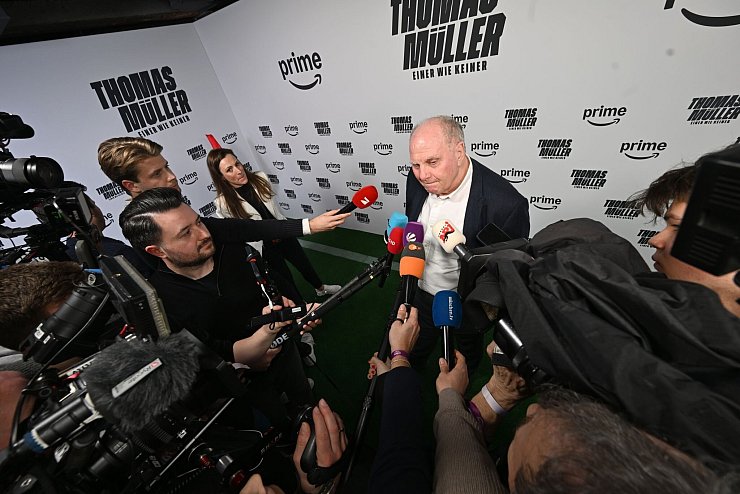 Begehrter Gesprächspartner: Bayern Münchens Ehrenpräsident Uli Hoeneß bei der Premiere der Doku «Thomas Müller - Einer wie keiner». - © Felix Hörhager/dpa