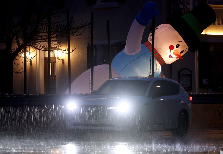 Dieses Jahr gibt es weiße Weihnachten - aber nur in den Höhenlagen. - © Thomas Warnack/dpa