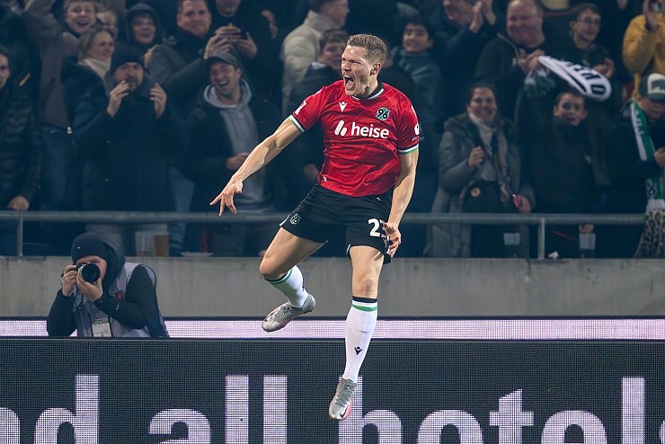 Marcel Halstenberg brachte Hannover 96 früh in Führung. - © David Inderlied/dpa