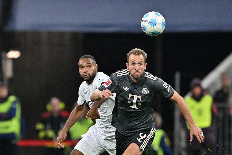 Nationalspieler Jonathan Tah (links) hielt Bayerns Edel-Offensive um Harry Kane in Schach. - © Peter Kneffel/dpa