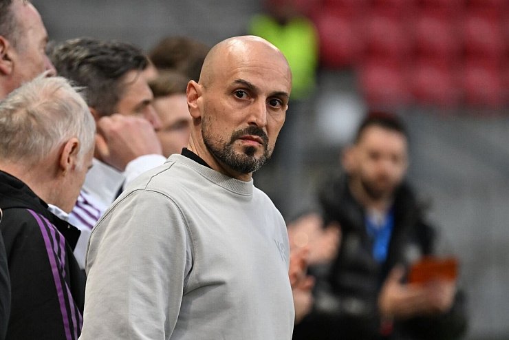 Trainer Antonio Di Salvo freut sich auf den Härtetest gegen Spanien. - © Luk·ö Grinaj/TASR/dpa