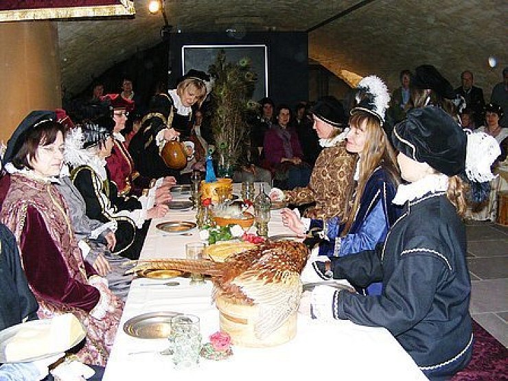 Zur Freude der Zuschauer im Hintergrund gestaltete die Theatergruppe "notabene" mit freien Mitarbeitern des Museums ein lebendiges Bild des 16. Jahrhunderts. - © Foto: Sartor
