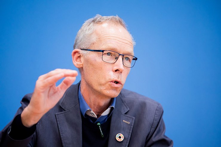 Der Direktor des Potsdam-Instituts für Klimafolgenforschung, Johan Rockström sagt, die Menschheit erhöhe das Risiko, den Planeten zu destabilisieren. (Archivbild) - © Christoph Soeder/dpa