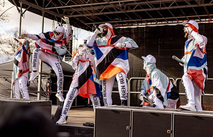 «Wir wollen keine Nazis und keine AfD», skandierte die Hamburger Band Deichkind bei ihrem Auftritt. - © Axel Heimken/dpa