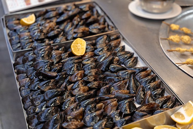 Muscheln sind ein beliebtes Streetfood-Gericht in der Türkei. - © Ahmed Deeb/dpa