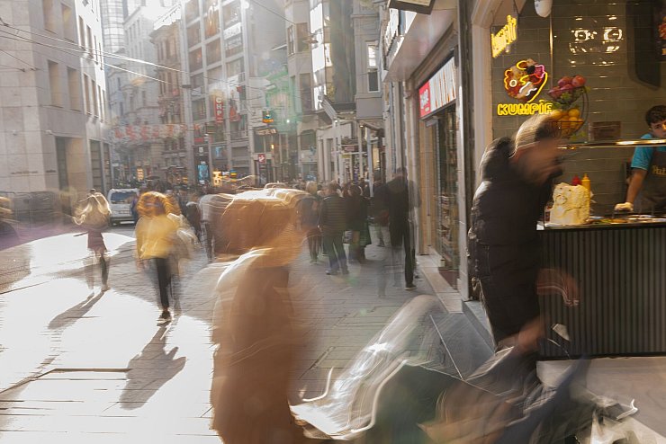 Streetfood ist bei Touristen in Istanbul beliebt - © Ahmed Deeb/dpa