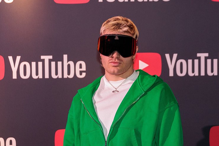 Je dicker die Brille desto cooler? Rapper Ski Aggu ist bekannt für seine Skibrille. Diesen Sommer werden Sie womöglich viele Leute mit Ski-, Masken, Shield- oder Biker-Brillen sehen. Dezent ist out. - © Carsten Koall/dpa