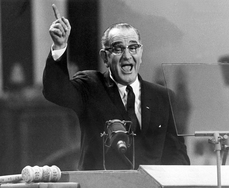 Lyndon B. Johnson unterzeichnete eine Verfügung gegen Diskriminierung aufgrund des Geschlechts. (Archivbild) - © picture alliance / dpa