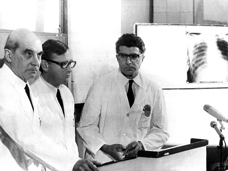 Die Münchner Chirurgen Rudolf Zenker (l), Werner Rudolph (m) und Werner Klinner (r) bestätigen am 14. Februar 1969 vor Journalisten, dass am 13. Februar 1969 die erste Herztransplantation in der Bundesrepublik durchgeführt wurde. (Archivbild) - © Klaus Heirler/dpa