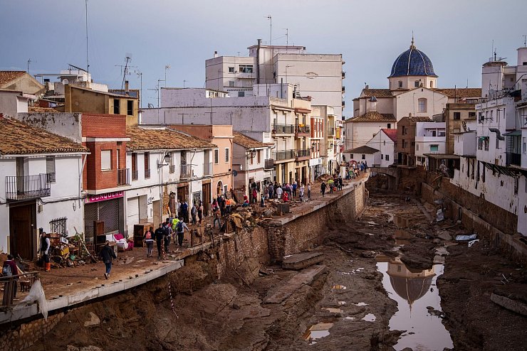 Blick auf ein von Überschwemmungen betroffenes Gebiet in Chiva. - © Manu Fernandez/AP/dpa