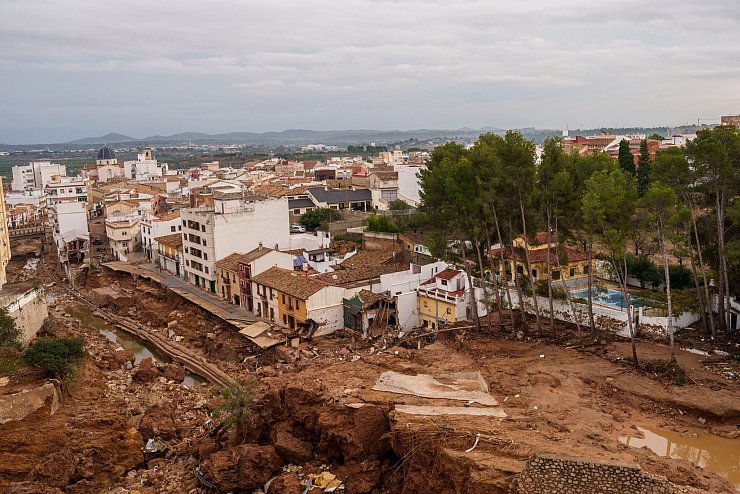 Schlamm in der Gemeinde Chiva in der spanischen Provinz Valencia. - © Manu Fernandez/AP/dpa
