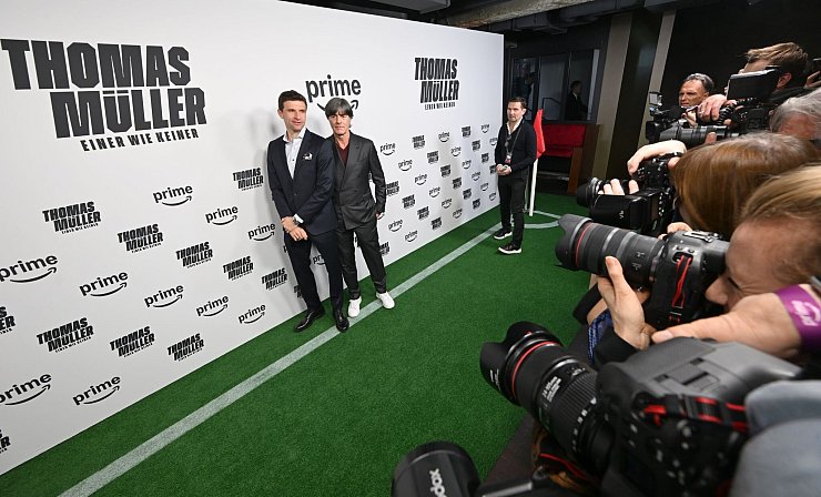 Thomas Müller und Ex-Bundestrainer Joachim Löw in München. - © Felix Hörhager/dpa
