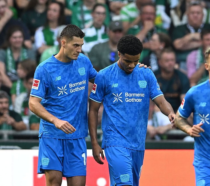 Leverkusens Torschützen Patrik Schick (l) und Malik Tillman. - © Carmen Jaspersen/dpa