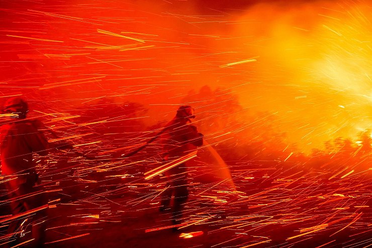 In Südkalifornien - wie hier im San Diego County - kämpft die Feuerwehr weiter gegen Brände an. - © Noah Berger/FR34727 AP/AP/dpa