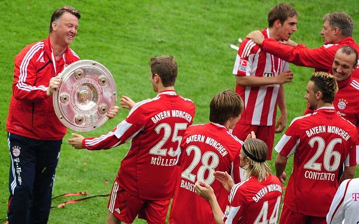 Louis van Gaal (l) prägte die Karriere von Thomas Müller entscheidend. - © Hannibal Hanschke/dpa