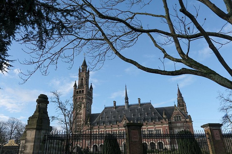 Inmitten der schweren Kämpfe im Gazastreifen fiel vor dem Internationalen Gerichtshof in Den Haag eine erste Vorentscheidung im brisanten Völkermord-Verfahren gegen Israel. - © Patrick Post/AP/dpa