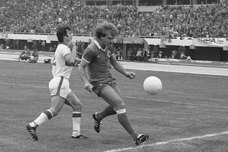 Ronald Borchers (r) 1979 im Trikot der deutschen Fu&szlig;ball-Nationalmannschaft. - &copy; Roland Witschel/dpa