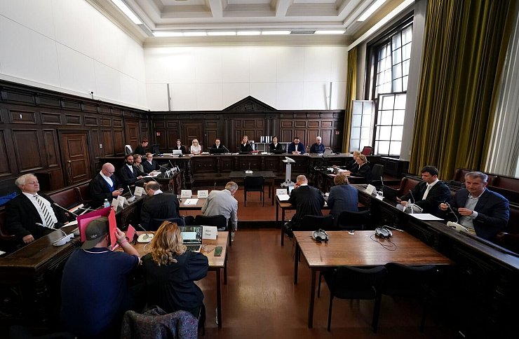 Christina Block und ihr Ex-Mann Stephan Hensel sitzen sich im Gerichtssaal gegenüber. (Archivbild) - © Marcus Brandt/dpa-Pool/dpa