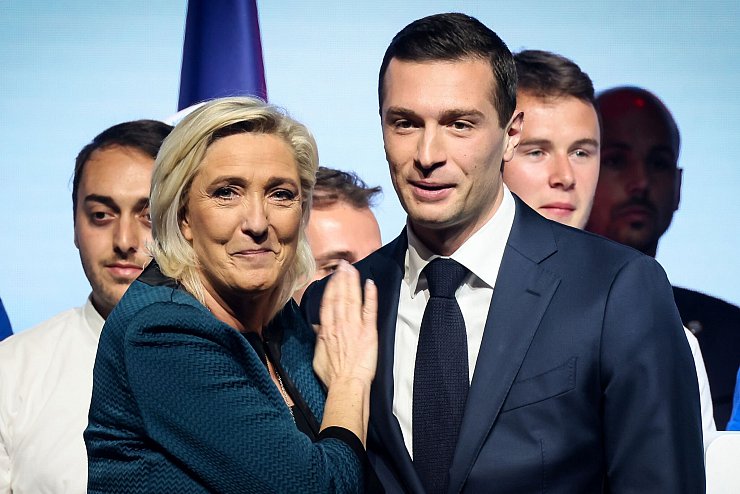 Bardella ist der politische Ziehsohn von Le Pen. (Archivbild) - © Thomas Padilla/AP/dpa