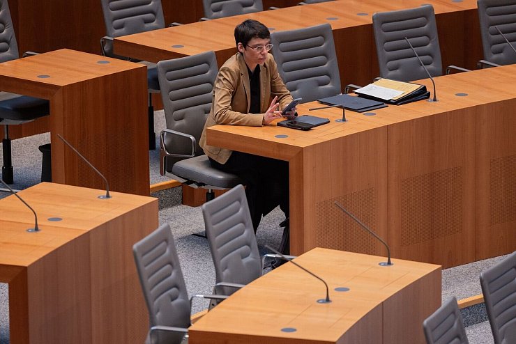 NRW-Fluchtministerin Josefine Paul (Grüne) ist wegen ihrer schleppenden Kommunikation nach dem Terroranschlag von Solingen politisch unter Druck geraten. - © Rolf Vennenbernd/dpa