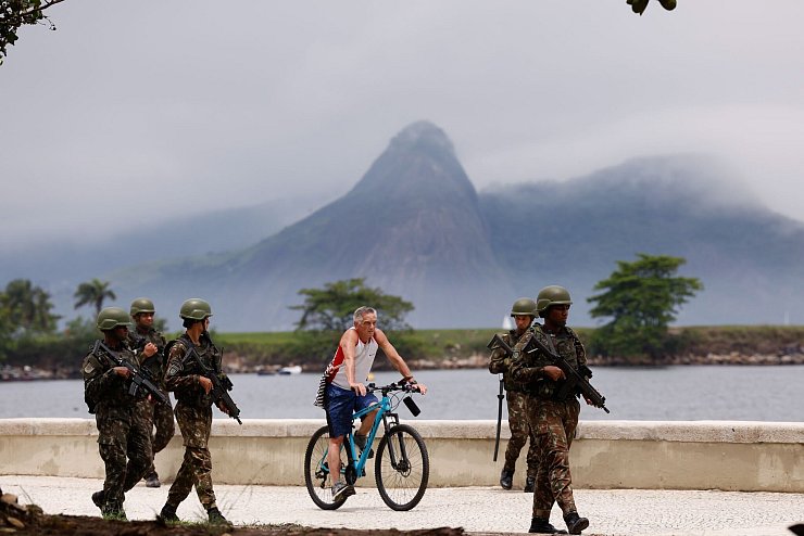 Soldaten patrouillieren auf einer Promenade wenige Tage vor dem G20-Gipfel in Rio de Janeiro. - © Tânia Rêgo/Agencia Brazil/dpa