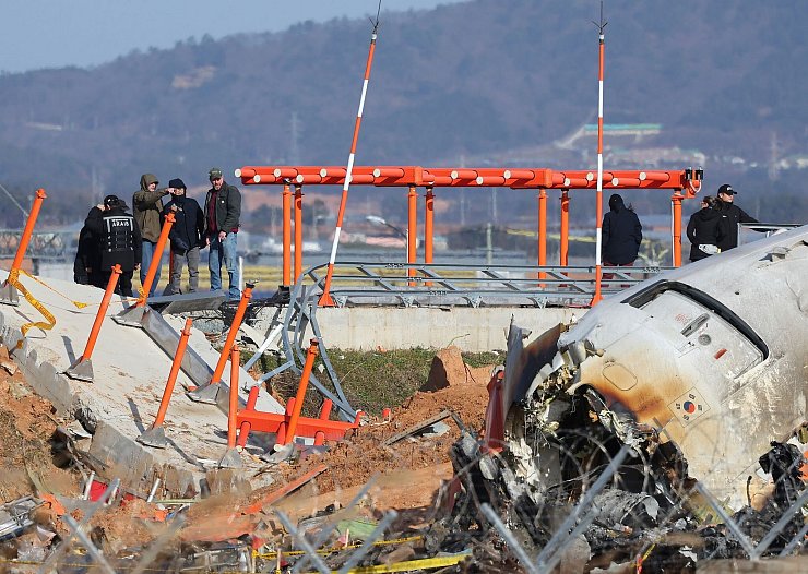 Experten stellen die Sinnhaftigkeit der Mauer am Ende der Landebahn infrage. - © -/YONHAP/dpa