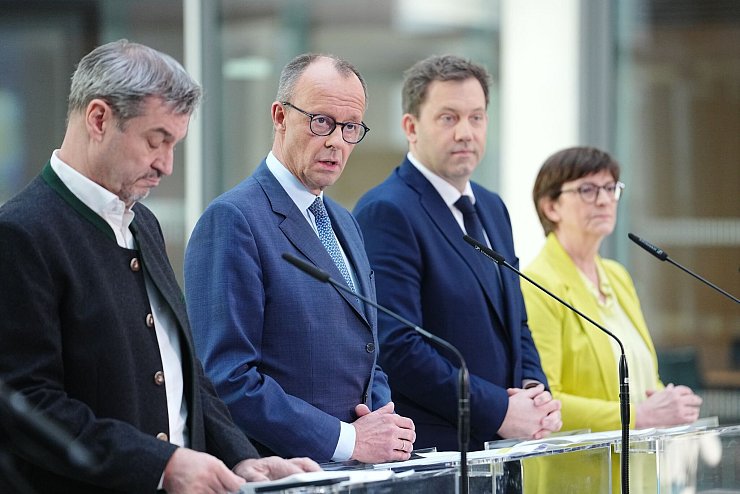 Noch sind für die Unterhändler von CSU, CDU und SPD eine ganze Reihe Fragen offen. - © Kay Nietfeld/dpa
