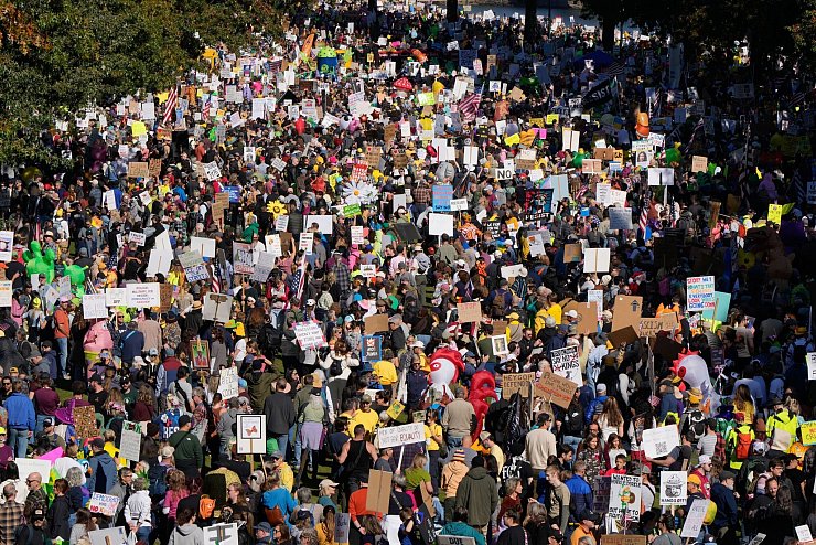 Eine große Menge auch in Portland an der US-Westküste. - © Jenny Kane/AP/dpa