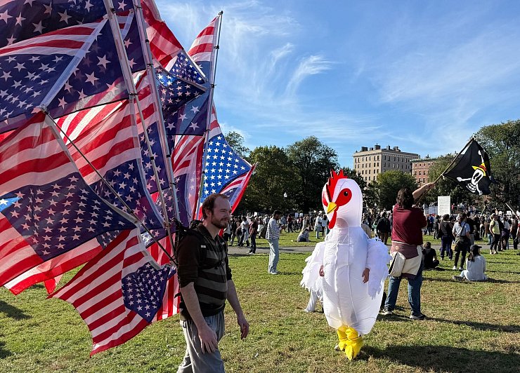 Auffällig in vielen Städten, wie hier in Boston: aufblasbare Kostüme. - © Franziska Spiecker/dpa