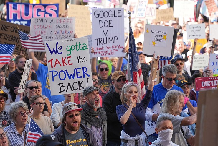 In Pittsburgh ging es vor allem um Waffengesetze und eine bevorstehende Kommunalwahl. - © Gene J. Puskar/AP/dpa