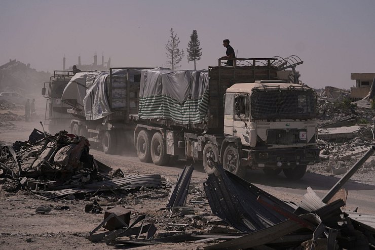 Inzwischen lässt Israel wieder humanitäre Güter in den abgeriegelten Gazastreifen. - © Jehad Alshrafi/AP/dpa