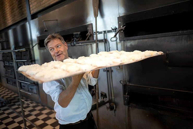 Robert Habeck (Bündnis 90/Die Grünen), Bundesminister für Wirtschaft und Klimaschutz, zeigt sein Talent in einer Bäckerei. - © Sina Schuldt/dpa