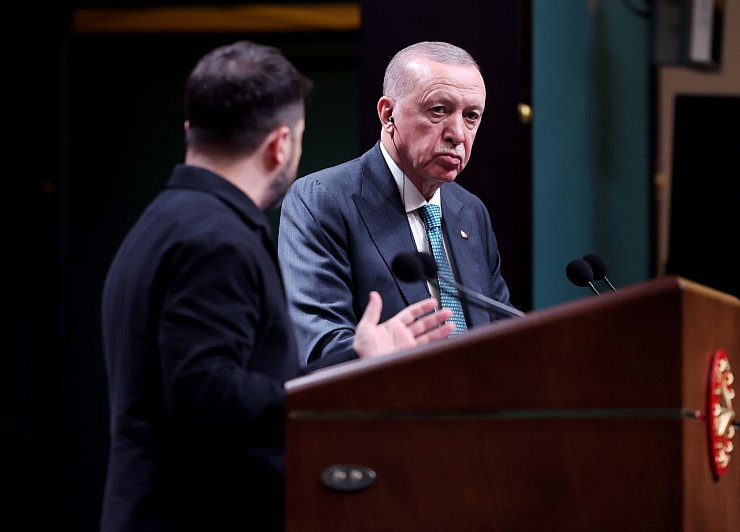 Selenskyj dankt der Türkei für ihre Vermittlerrolle, doch Hoffnungen setzt er auf US-Präsident Trump. - © Yavuz Ozden/DIA Photo/AP/dpa