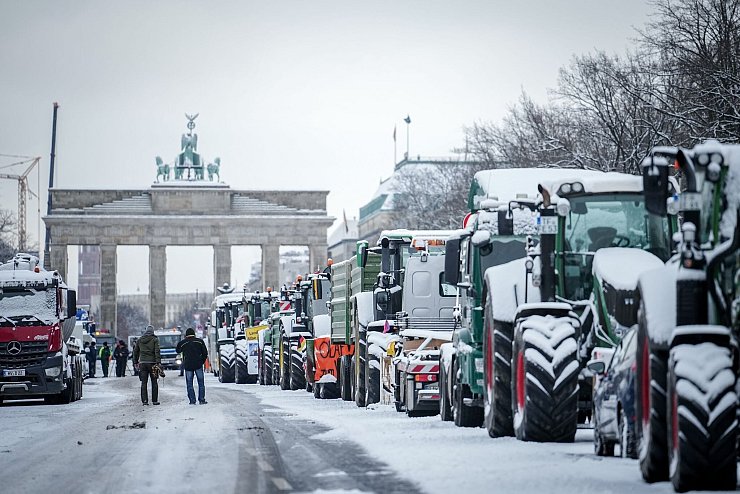 Einige Hundert Bauern mit ihren Traktoren und anderen Fahrzeugen demonstrieren auf der Straße des 17. Juni. - © Kay Nietfeld/dpa