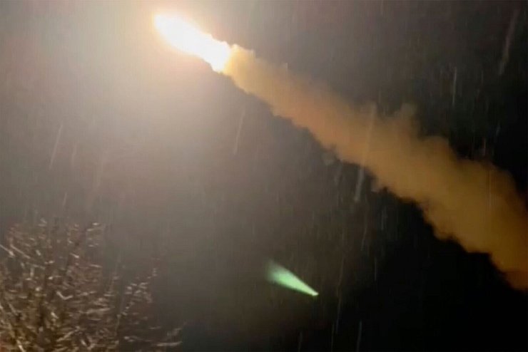 Bericht: ATACMS-Raketenartillerie gegen russischen Militärflugplatz. - © Uncredited/Lachen Pyshe Telegram/AP/dpa
