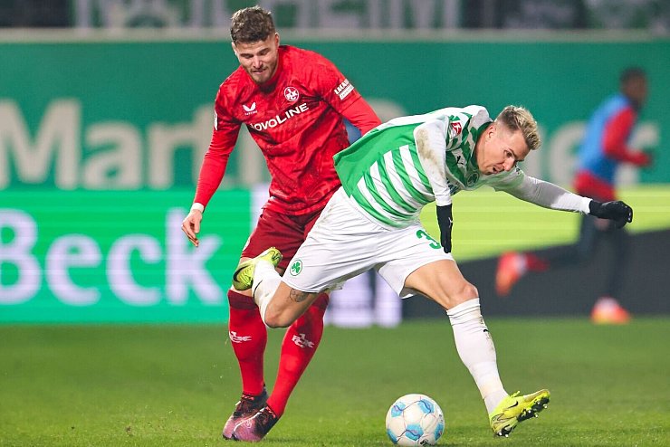 Umkämpftes Spiel: Der Fürther Felix Klaus r) und Jan Elvedi ringen um den Ball. - © Daniel Karmann/dpa
