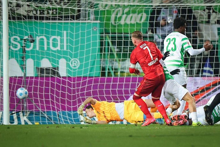 Marlon Ritter (Nr. 7) trifft zum 1:1 für Kaiserslautern. - © Daniel Karmann/dpa