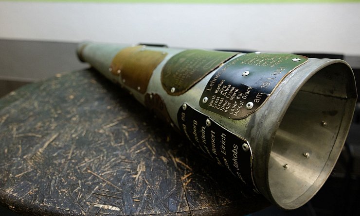 Beim Ausrufen hilft ein zweiter junger Erwachsener beim Halten. - © Pinter Laszlo/dpa